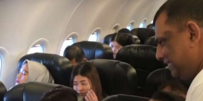Wow! Bos AirAsia Bagi-bagi Angpao ke Penumpang Pesawat