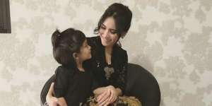 Ayu Ting Ting Anggun Berkebaya Hitam, Ada yang Tersingkap