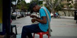 Uang Sudah Tak Bernilai, Sebungkus Rokok Dibeli Rp68 Juta