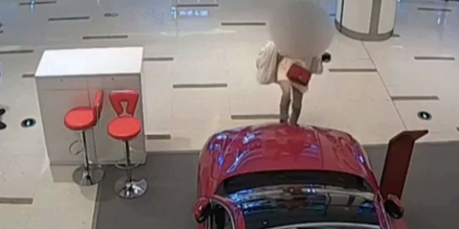 Lagi Dipajang, Mobil Mewah Anyar Berubah Jadi Bekas