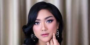 MUA Ini Bongkar Wajah Polos Marion Jola, Beda Banget!