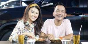 Dinner Romantis Ruben Onsu dan Sarwendah di Warung Kaki Lima