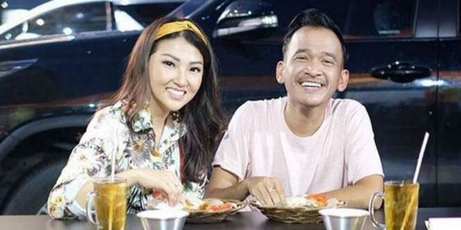 Dinner Romantis Ruben Onsu dan Sarwendah di Warung Kaki Lima