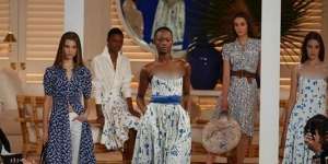 Aksi Unik di NYFW 2018, Model Bertelanjang Kaki