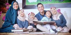 Jauh dari Gosip, Ini Potret Harmonis Keluarga Irfan Hakim