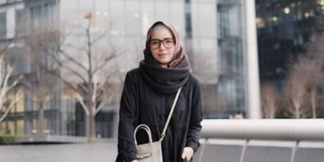 5 Inspirasi Pilih Pakaian yang Modis Pasca Melahirkan