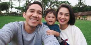 Berkat Media Sosial, 3 Pasangan Seleb Ini Akhirnya Menikah