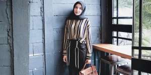 Zaskia Sungkar: Pilihan Tepat Kemeja Stripe & High Waist