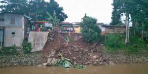 Dinding Sungai Aliran Kali Anak Krukut di Tanah Abang Longsor