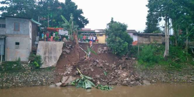 Dinding Sungai Aliran Kali Anak Krukut di Tanah Abang Longsor