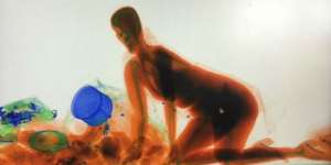 Bikin Ngakak! Penumpang Wanita Ini Ngotot Masuk Mesin X-ray