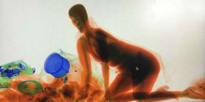 Bikin Ngakak! Penumpang Wanita Ini Ngotot Masuk Mesin X-ray