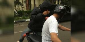 Buru-buru Pergi, Dua Sosok Pria Jenguk Tunangan Dhawiya Zaida