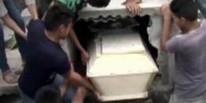 Dikira Sudah Meninggal, Wanita Ini Berjuang Keluar Makam