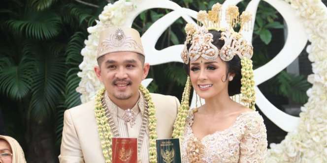 Selvi Kitty Dinikahi Mantan Manager Vicky Prasetyo Pakai Dolar