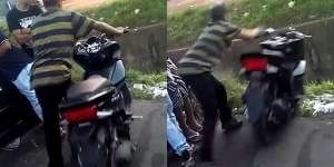 Pria Lagi Emosi, Motor Baru Dibuang ke Selokan