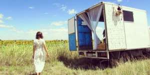 Unik, Gadis Cantik Ini Tinggal di Truk