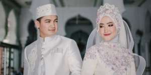 Tak Berbusana Khas Aceh, Istri Tomkur Tetap Cantik Berhijab