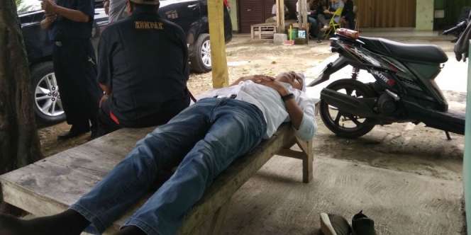 Warga Heran Lihat Dedi Mulyadi Tidur Pulas di Bangku Warteg
