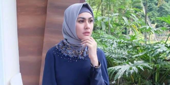 3 Penampilan Terbaru Kartika Putri dengan Hijab
