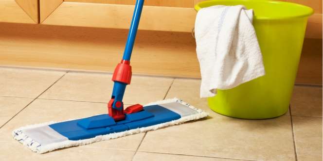 Trik Penting Bikin Lantai Dapur Bersih Tak Berminyak