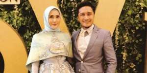 3 Gaya Glamor Fenita Arie Paca Berhijab yang Sedot Perhatian