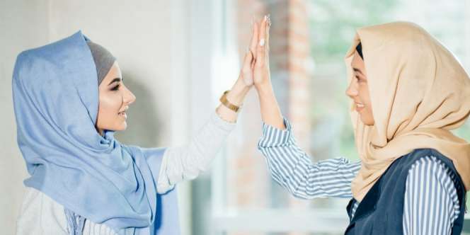 4 Tips Pilih Busana Kantor Tetap Kece Hadapi Musim Hujan