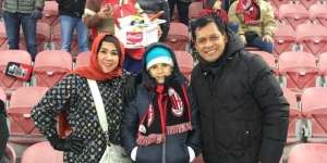 Lihat Gaya Kece Keluarga Nurdin Halid di Stadion San Siro