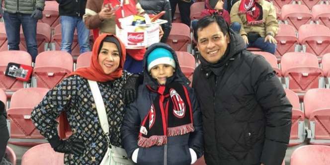 Lihat Gaya Kece Keluarga Nurdin Halid di Stadion San Siro