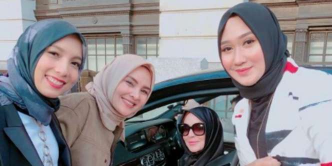 Wow... Ternyata Lindsay Lohan Pilih Hijab Rancangan Jenahara