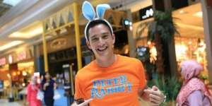 Jelang Rilis Film Peter Rabbit, Mike Lewis Bagikan Wortel