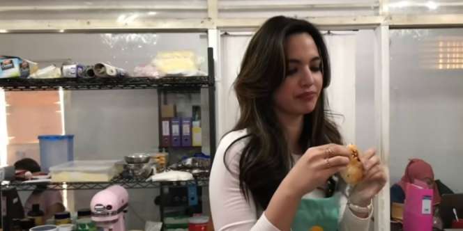 Makan Roti Buatan Sendiri, Ekspresi Nia Ramadhani Jadi Sorotan