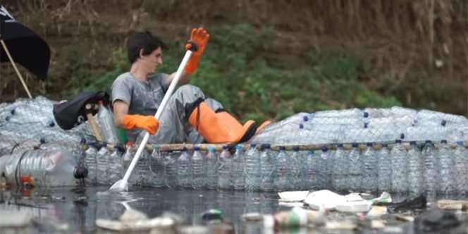 Aksi Pria Prancis Berkayak Botol Plastik Bersihkan Citarum