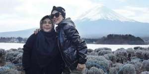 5 Gaya Cetar Ibunda Syahrini Pakai Hermes, Tak Kalah dari Anak