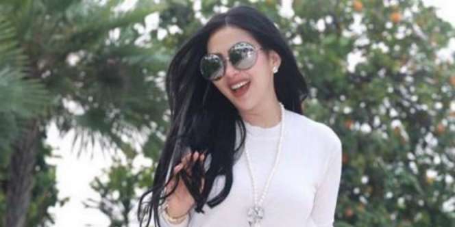 Kaos Oblong Favorit Syahrini, Netizen Malah Tanyakan Ini