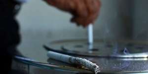 Ngaku Bercanda, Astaga! Bapak Selipkan Rokok ke Bibir Bayi