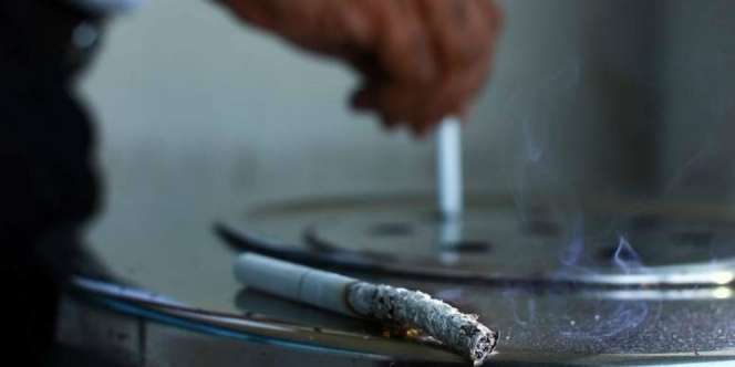 Ngaku Bercanda, Astaga! Bapak Selipkan Rokok ke Bibir Bayi
