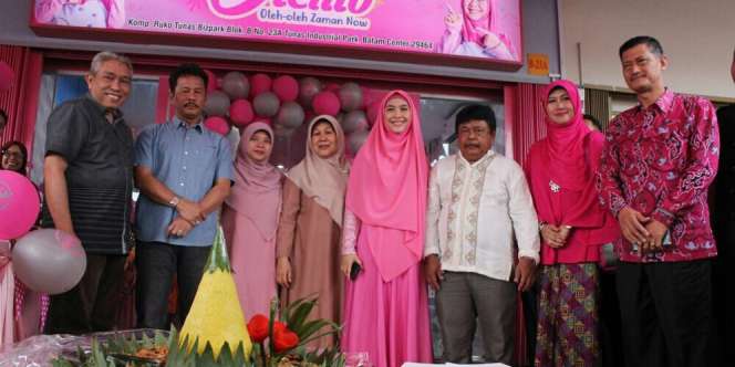 Sukses Jalani Bisnis Kue, Oki Setiana Dewi Buka `Batam Olehlo`