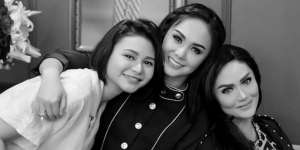 Jarang Terekspos, Ini Pesona Adik KD dan Yuni Shara
