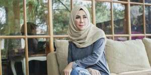 5 Gaya Hit Ini Bukti Ibunda Raffi Ahmad Awet Muda