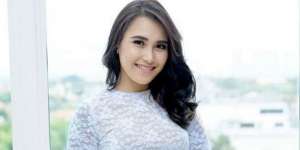 Foto Bareng Inka Christie, Wajah Ayu Jadi Sorotan