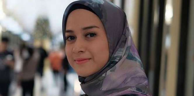 Inspirasi Hijab Nina Zatulini, Bikin Wajah Makin `Flawless`