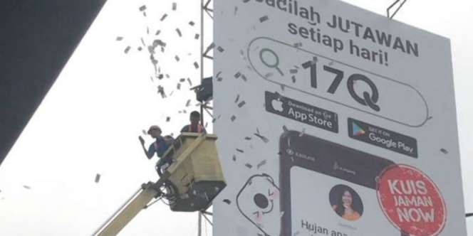 Viral! Dua Pria Tebar Uang di Kuningan, Jakarta
