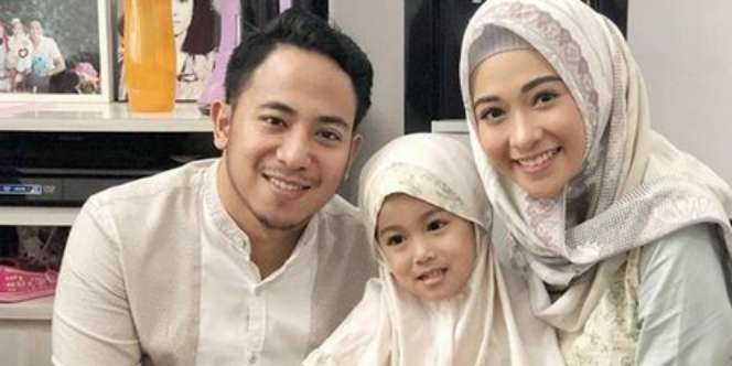 Gaya Hijab Kompak Bersama Anak ala Poppy Bunga