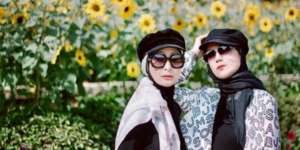 5 Hijabers Mom yang Nggak Kalah Modis dari Anaknya