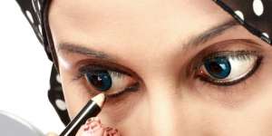 5 Triks Mengaplikasikan Eyeliner Liquid Lebih Rapi