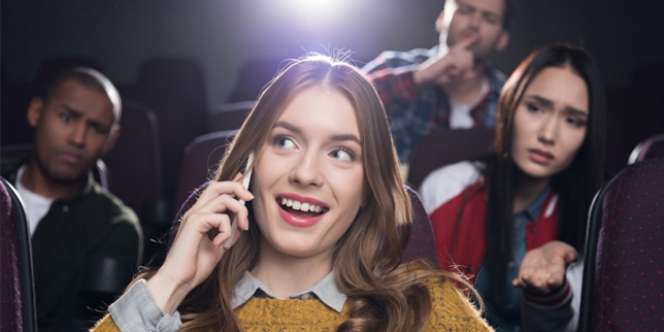 Lihat Cahaya Terang Pas Nonton di Bioskop, Astaga Si Wanita ..