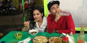 Sederhana, Nagita Slavina Nongkrong di Warung Pinggir Jalan