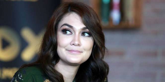 Heboh Luna Maya Berbusana Pengantin, Mau Menikah?