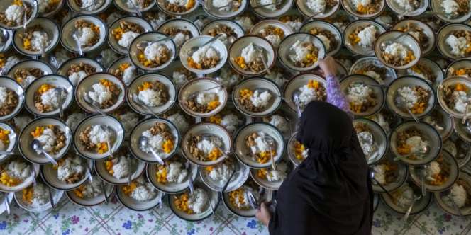 Saat Mau Sholat Ada Makanan Dihidangkan, Mana Didulukan?